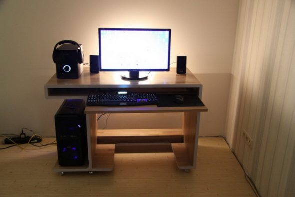 Elegante scrivania per computer fai da te