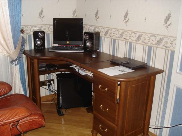 Tavoli per computer in legno naturale