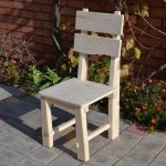 Sedia in legno per una casa estiva