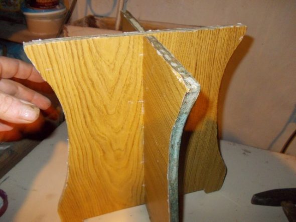 Sgabello in truciolare con piano morbido