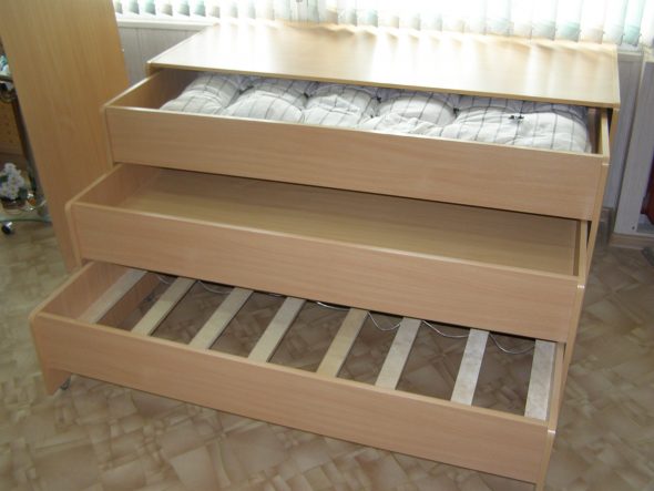 Letto a tre livelli per la scuola materna con comodino
