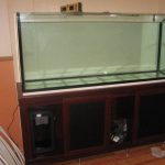 Supporto per acquario con frontali in frassino massello