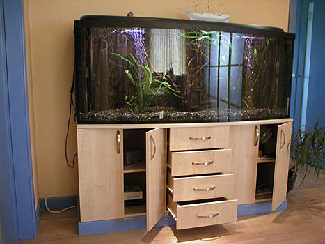 Supporto per un grande acquario