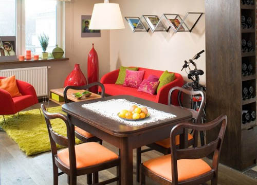 In completa armonia: un tavolo da pranzo all'incrocio tra cucina e soggiorno