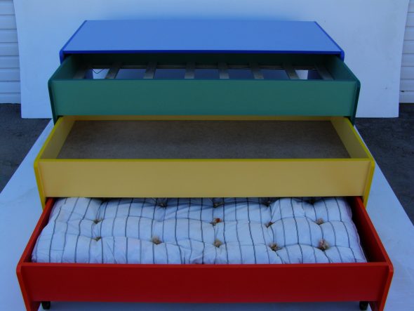 Letto estraibile per asilo nido a tre livelli
