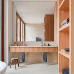 specchio all'interno del bagno