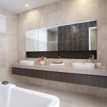 ampio specchio in bagno
