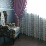poltrona inglese vicino alla finestra