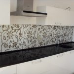 piano del tavolo nero