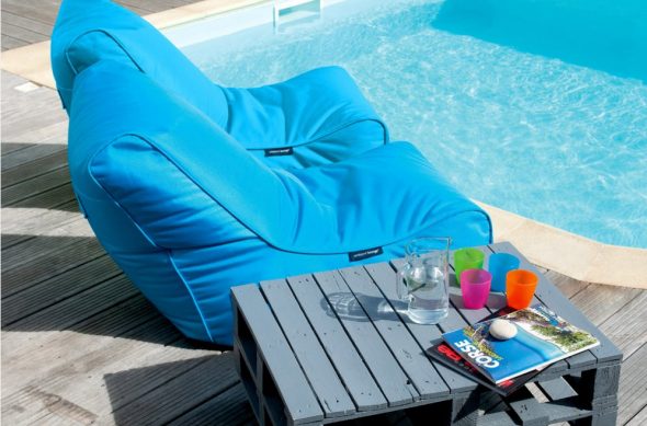 mobili senza cornice intorno alla piscina