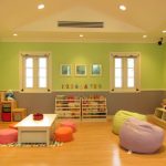 mobili senza cornice all'interno della casa