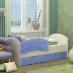 letto con sponde nella cameretta dei bambini