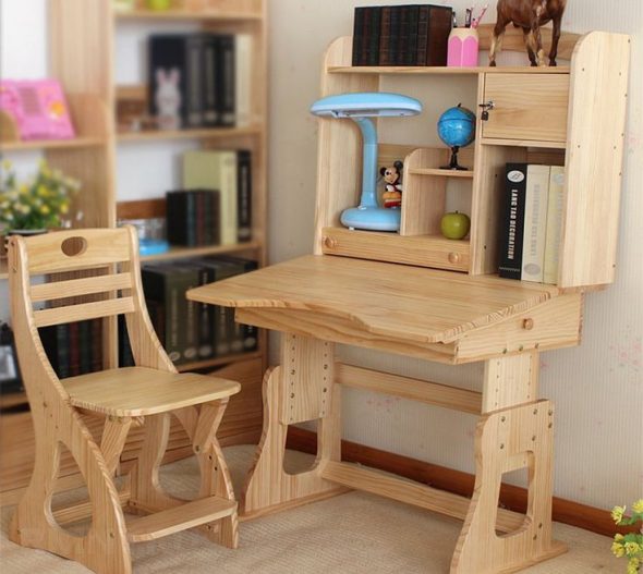 tavolo in legno per la cameretta dei bambini