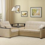 divano angolare beige a fisarmonica