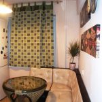 progetto di cucina con divano e bancone bar come tavolo