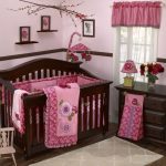 paracolpi per la culla di una bambina