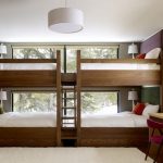 letto a castello vicino alla finestra