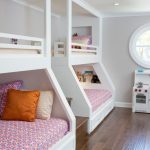 letto a castello lungo la parete