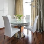 soggiorno con tavolo rotondo in stile minimalista