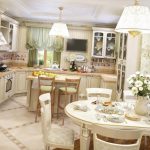 interno di una piccola cucina-soggiorno