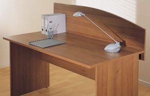 costruisci una scrivania per computer con le tue mani