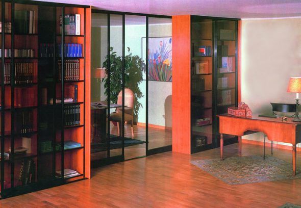 libreria vicino alla porta