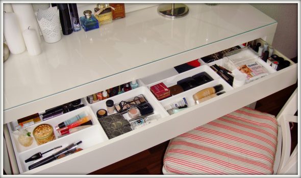 cassettiera con scomparti per cosmetici