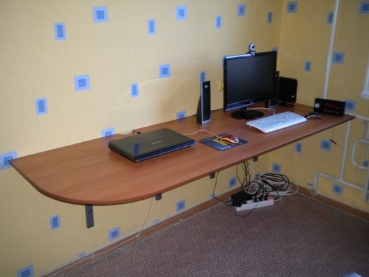 scrivania per computer senza gambe