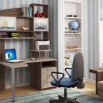 scrivania per computer all'interno della stanza