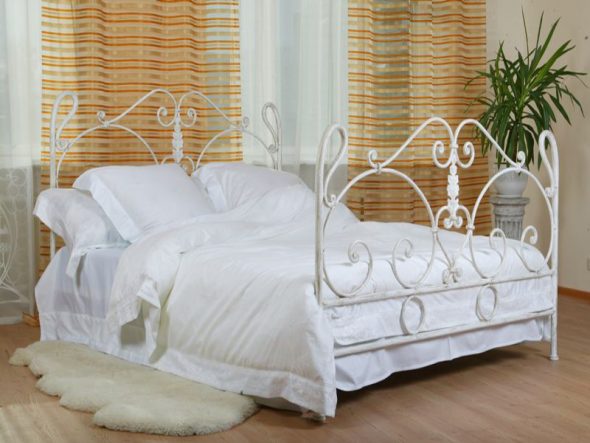 letto in ferro battuto bianco