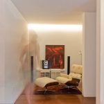 sedia con poggiapiedi beige
