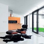 sedia con poggiapiedi interno