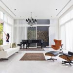 sedia con poggiapiedi in un interno moderno