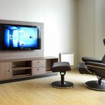 sedia con poggiapiedi vicino alla TV