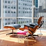 sedia con poggiapiedi all'interno