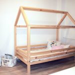 casa con letto con le tue mani