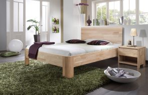 letto in legno in camera da letto