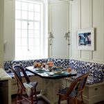 cucina con divano in stile moderno