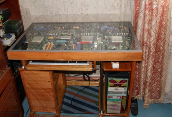 scrivania per computer insolita con le tue mani