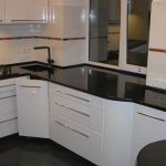 piano di lavoro nero della cucina