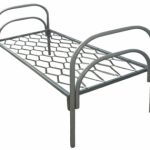 letto in metallo grigio