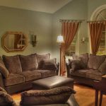 divano marrone all'interno