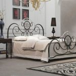 camera da letto con letto in ferro battuto