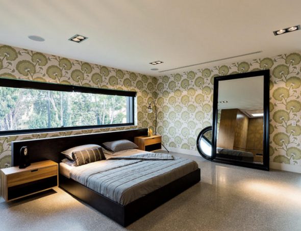 camera da letto con un grande specchio