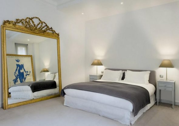 camera da letto con specchio