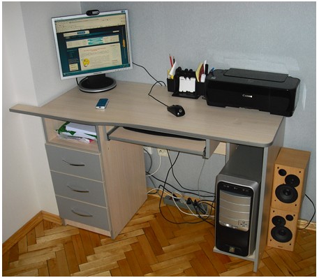 Scrivania per computer fai da te dritta