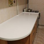 piano del tavolo bianco