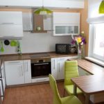 progettazione della cucina con accenti verdi