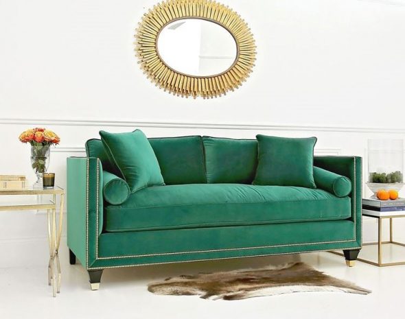 divano verde all'interno della casa
