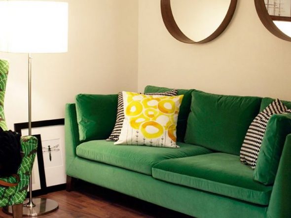 divano verde all'interno della casa